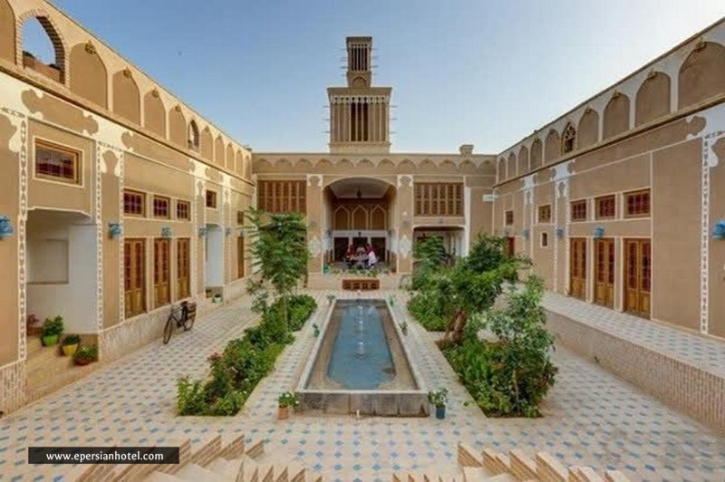 محوطه مرکزی بوتیک هتل مالیمیر یزد